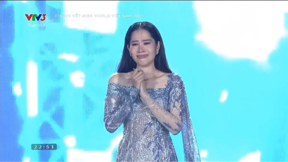 Nguyễn Thị Lệ Nam Em bật khóc khi được trao giải Người đẹp truyền thông.