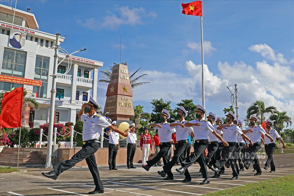 Lễ chào cờ trên đảo Song Tử Tây.