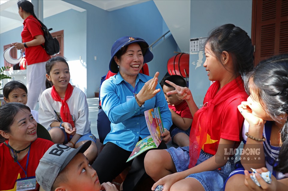 Phó Chủ tịch Tổng LĐLĐVN Thái Thu Xương vui đùa với các em nhỏ trên đảo Sinh Tồn.