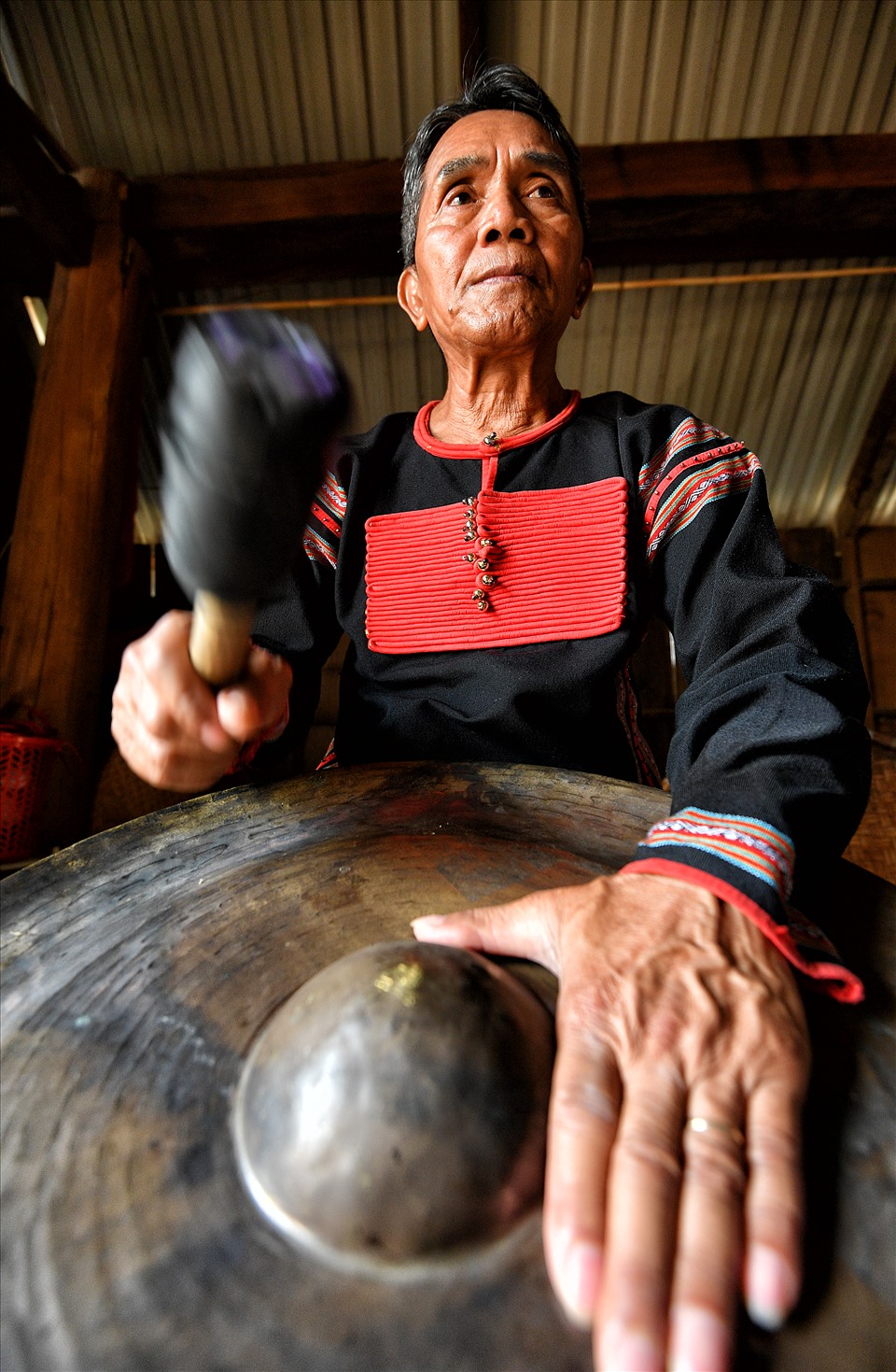 Nghệ nhân Mabu học đánh cồng chiêng từ nhỏ.