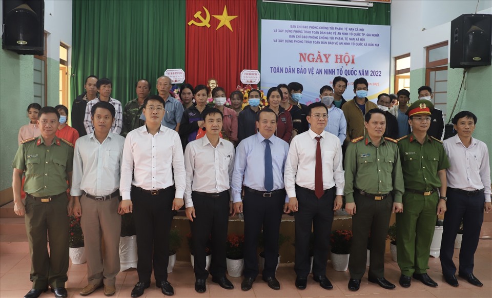 Các đồng chí lãnh đạo, đại biểu chụp hình lưu niệm với Nhân dân xã Đắk Nia.