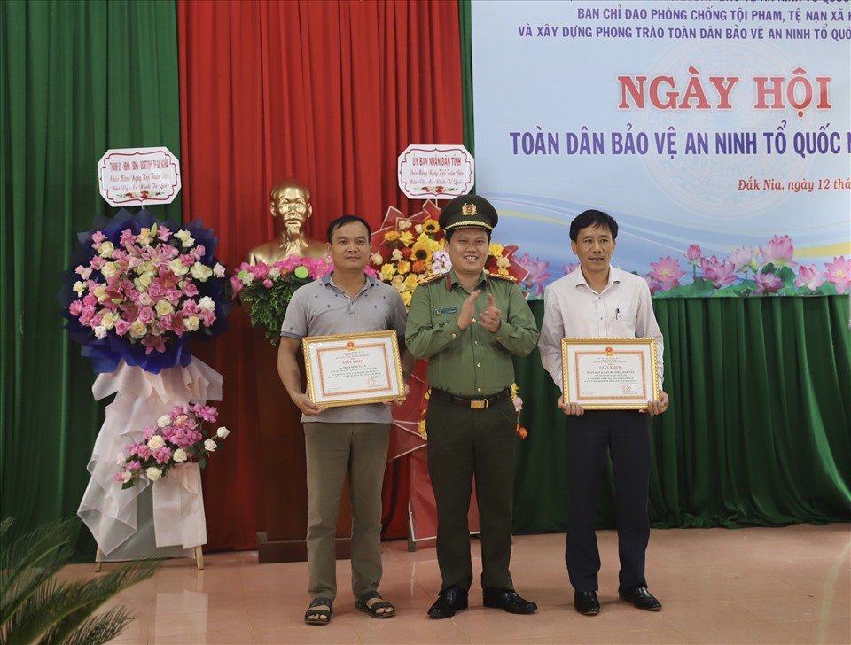 Đại tá Bùi Quang Thanh, Giám đốc Công an tỉnh trao tặng số tiền 10 triệu đồng cho Ban Chỉ đạo xã Đắk Nia.