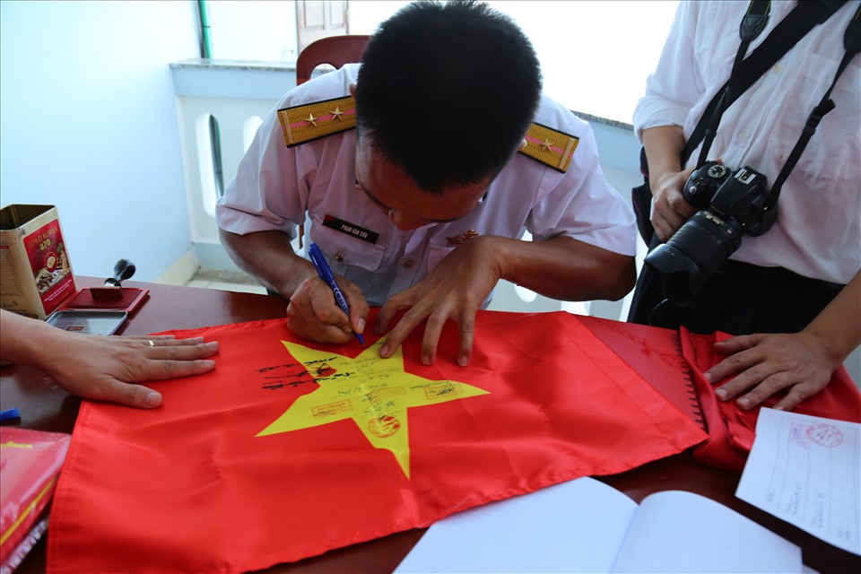 Việc xin các con dấu đóng vào lá cờ nhỏ được nhiều thành viên ra Trường Sa thực hiện.