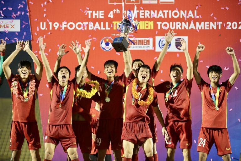 U19 Việt Nam nhận cúp vô địch. Ảnh: VFF