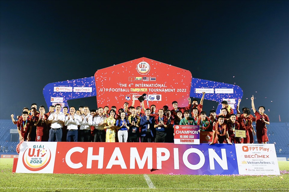 U19 Việt Nam nhận cúp vô địch. Ảnh: VFF