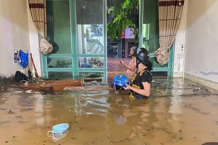 Nhiều hộ gia đình bị ngập sâu và thiệt hại nặng nề bởi mưa lũ.