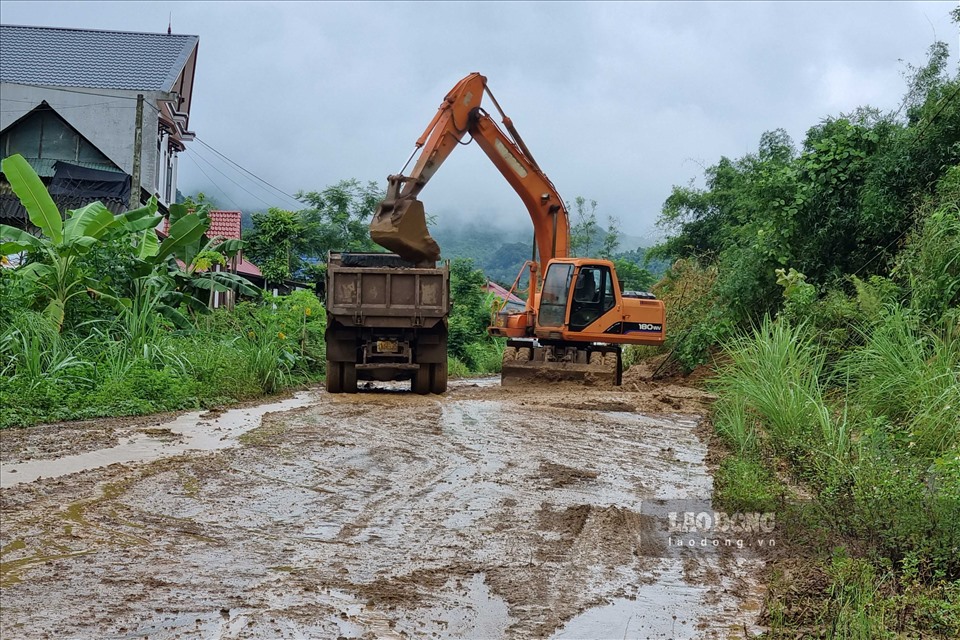 Đồng thời, nhiều máy múc, xe tải hoạt động liên tục đẩy nhanh quá trình thông xe.