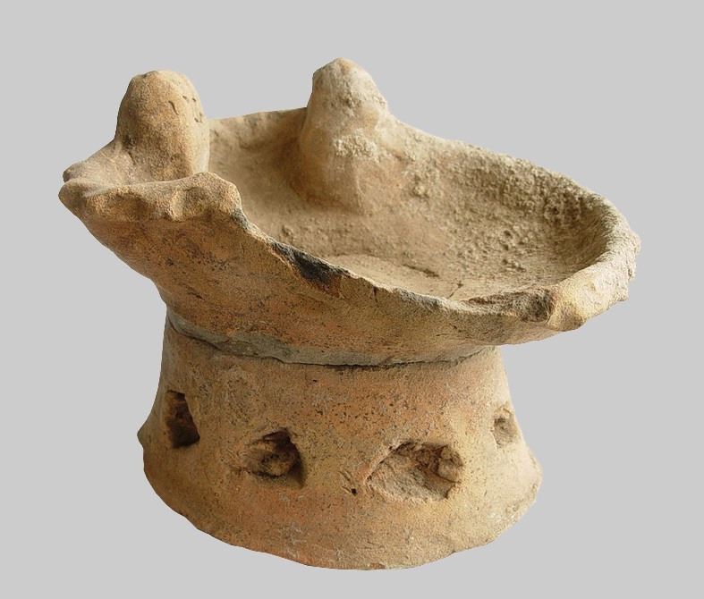 Bếp gốm - mô hình chôn trong mộ chum. Ảnh: Nguyễn Thị Hậu cung cấp