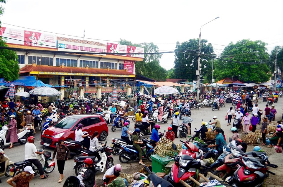 Chợ phiên đông đúc trước dịp rằm tháng 7.