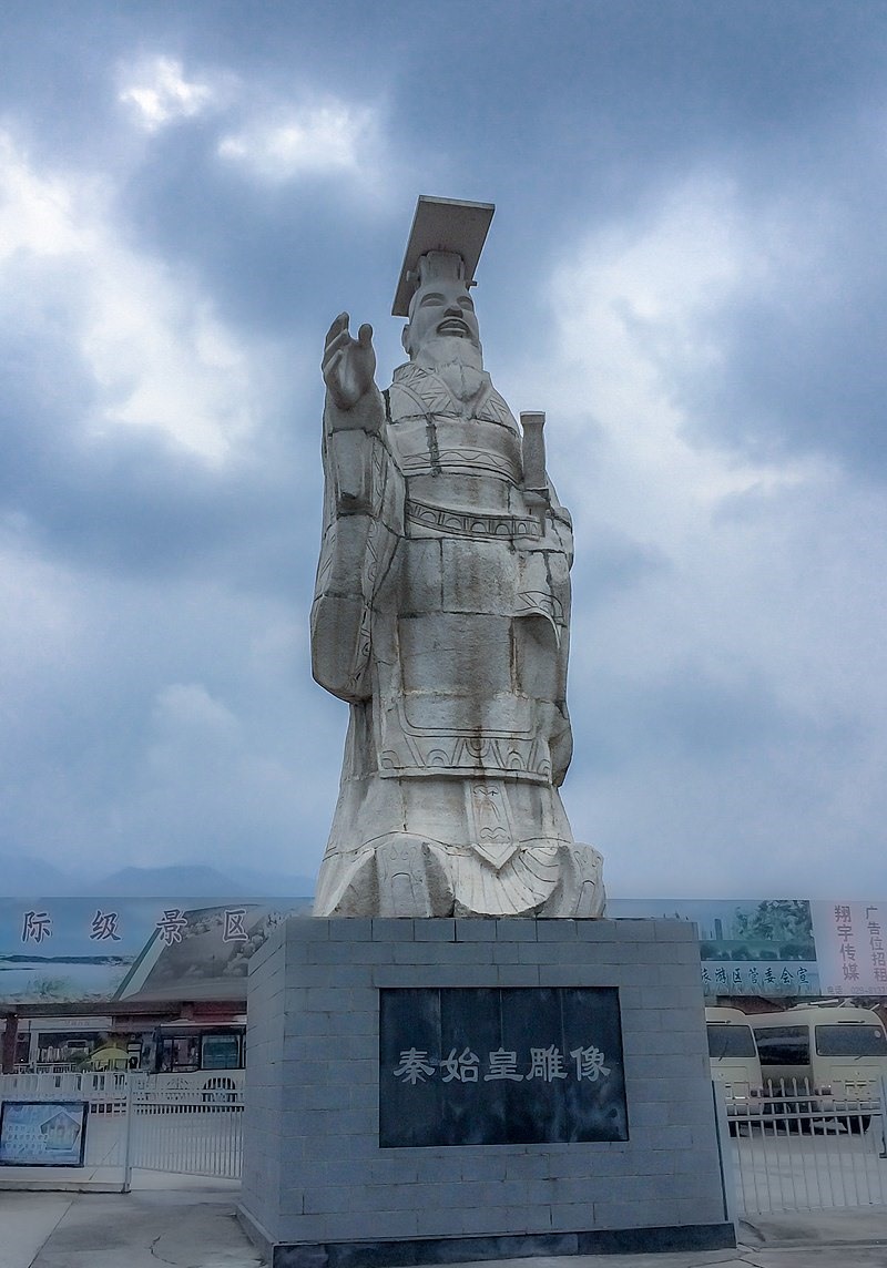 Một bức tượng hiện đại của Tần Thủy Hoàng, gần đội quân đất nung trong lăng mộ ông ở Tây An, tỉnh Thiểm Tây. Ảnh: Wiki