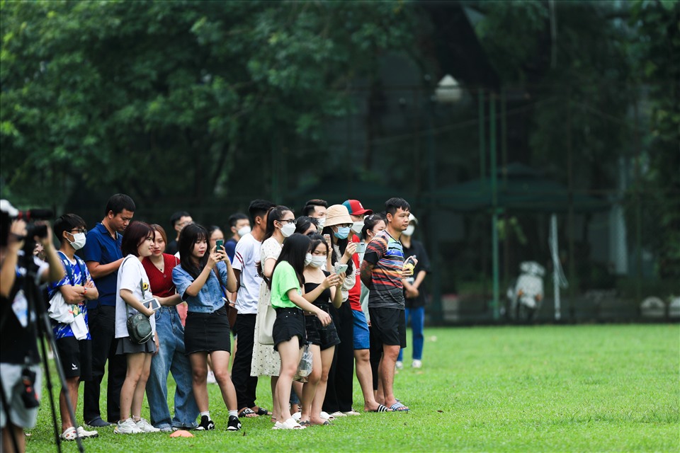 Khoảng hơn trăm fan hâm mộ tới theo dõi buổi tập của câu lạc bộ Hoàng Anh Gia Lai tại trung tâm huấn luyện thể thao Nhổn bất chấp thời tiết mưa lớn trước buổi tập.