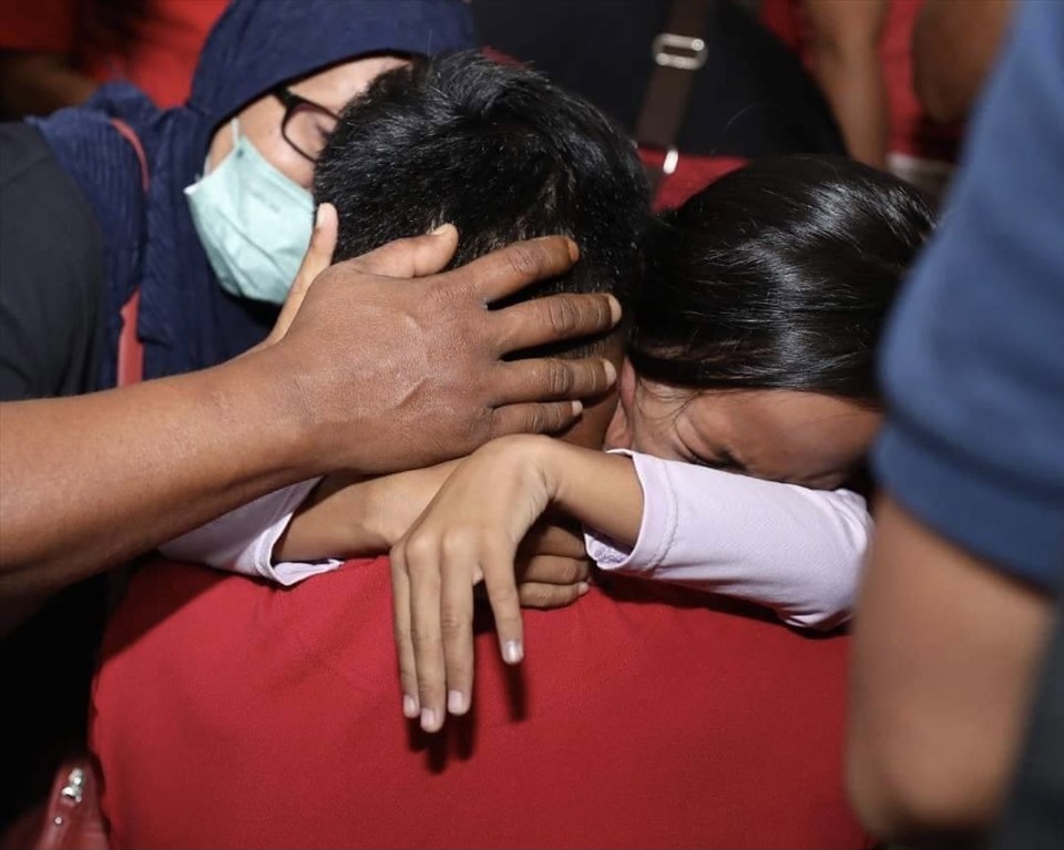 Các cầu thủ U16 Indonesia xúc động khi gặp bố mẹ và người thân trước trận chung kết U16 Đông Nam Á. Ảnh: PSSI