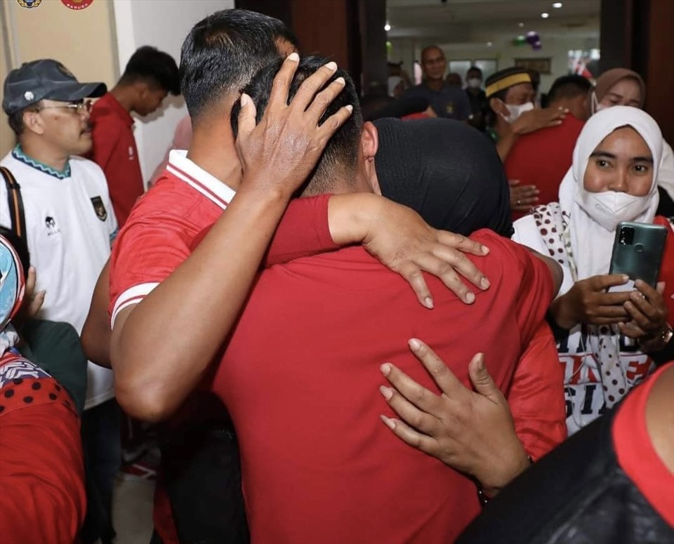 Các cầu thủ U16 Indonesia xúc động khi gặp bố mẹ và người thân trước trận chung kết U16 Đông Nam Á. Ảnh: PSSI