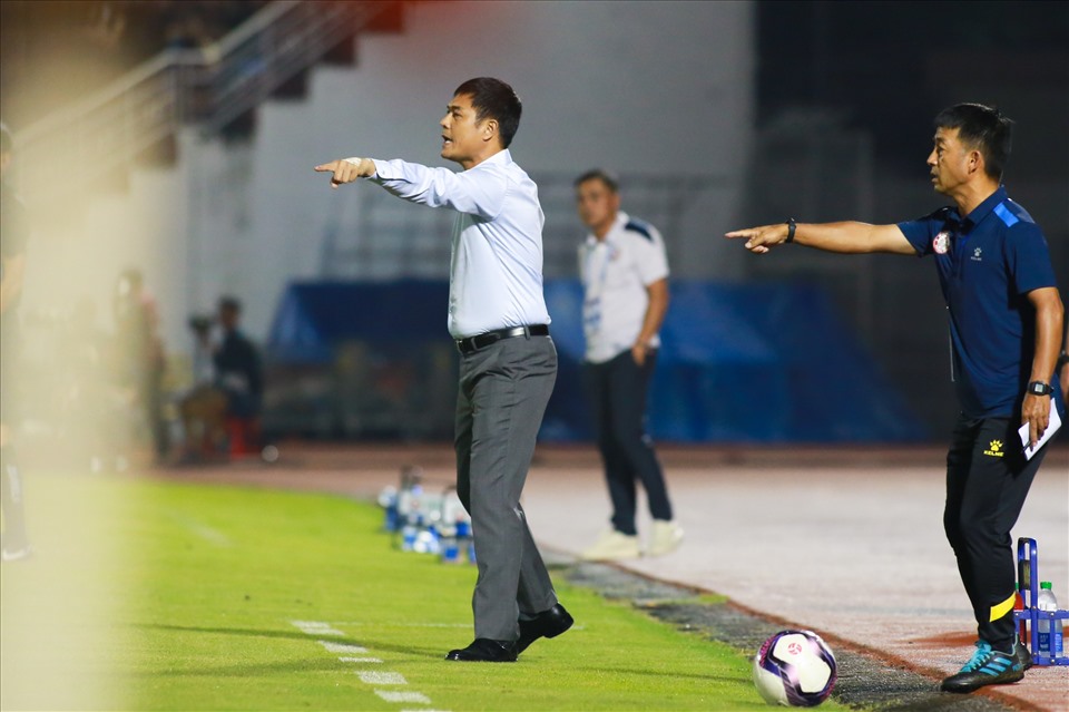 Huấn luyện viên Nguyễn Hữu Thắng chính thức dẫn dắt trận đầu tiên cho đội TPHCM khi gặp Bình Định tối 12.8. Ảnh: Thanh Vũ