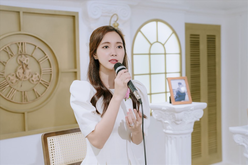 Jang Mi thể hiện ca khúc “Huyền thoại mẹ” nhân dịp lễ Vu Lan. Ảnh: NSCC