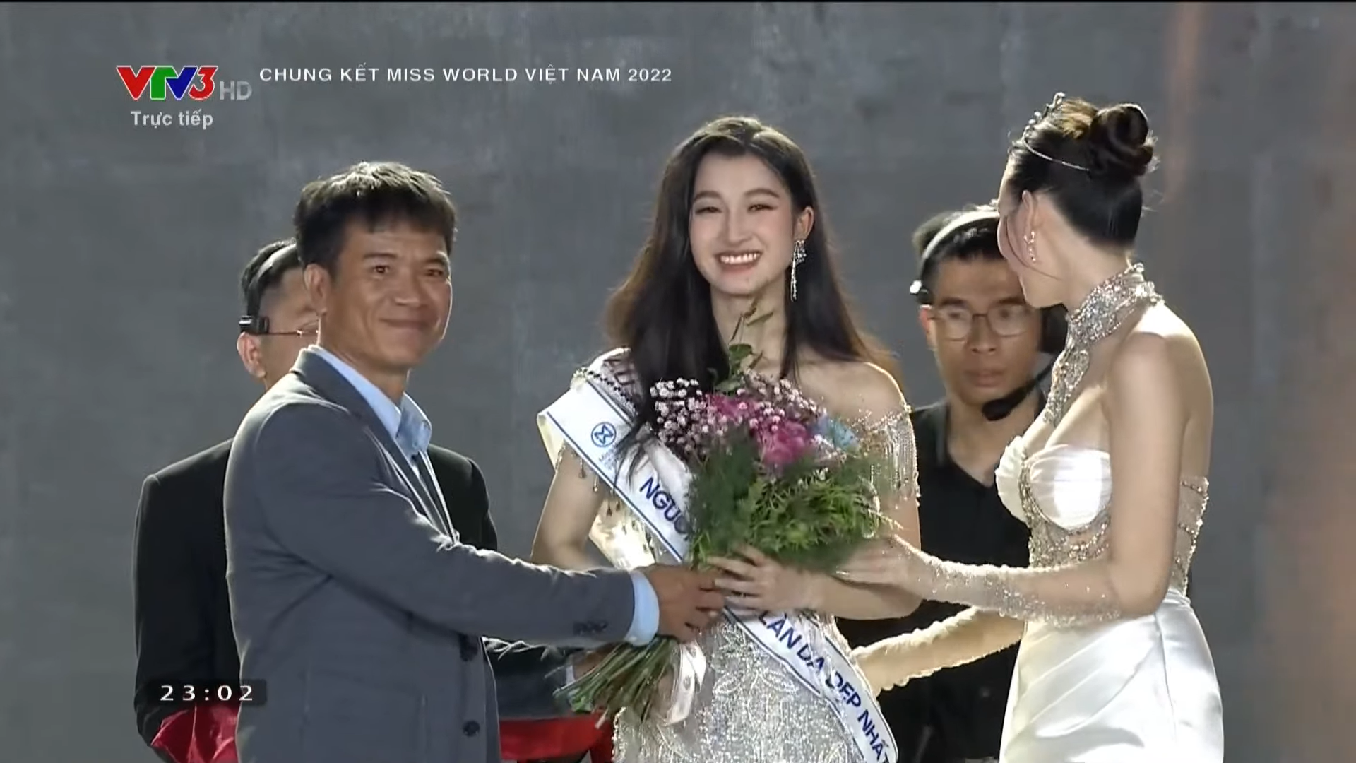 Phương Nhi đăng quang ngôi vị Á hậu 2 của Miss World Vietnam 2022.