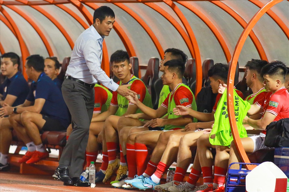 Tối 12.6, câu lạc bộ TPHCM có trận gặp Bình Định ở vòng 12 Night Wolf V.League 2022. Màn so tài này nhận nhiều sự chú ý khi đây là trận đầu tiên TPHCM thi đấu dưới sự chỉ đạo của huấn luyện viên Nguyễn Hữu Thắng.