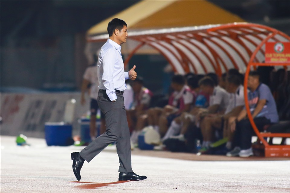 Huấn luyện viên Nguyễn Hữu Thắng tỏ ra hài lòng về màn trình diễn của các học trò.