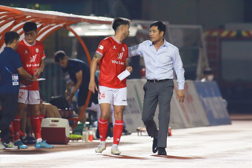 Phút 71, khi TPHCM đang dẫn 1-0, huấn luyện viên Nguyễn Hữu Thắng có quyết định gây chú ý khi tung Lee Nguyễn vào sân