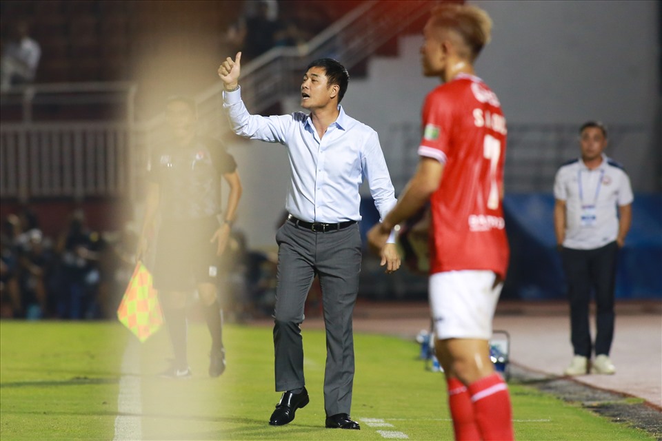 Trong suốt thời gian thi đấu, huấn luyện viên Nguyễn Hữu Thắng liên tục ra sát đường biên để chỉ đạo các học trò.