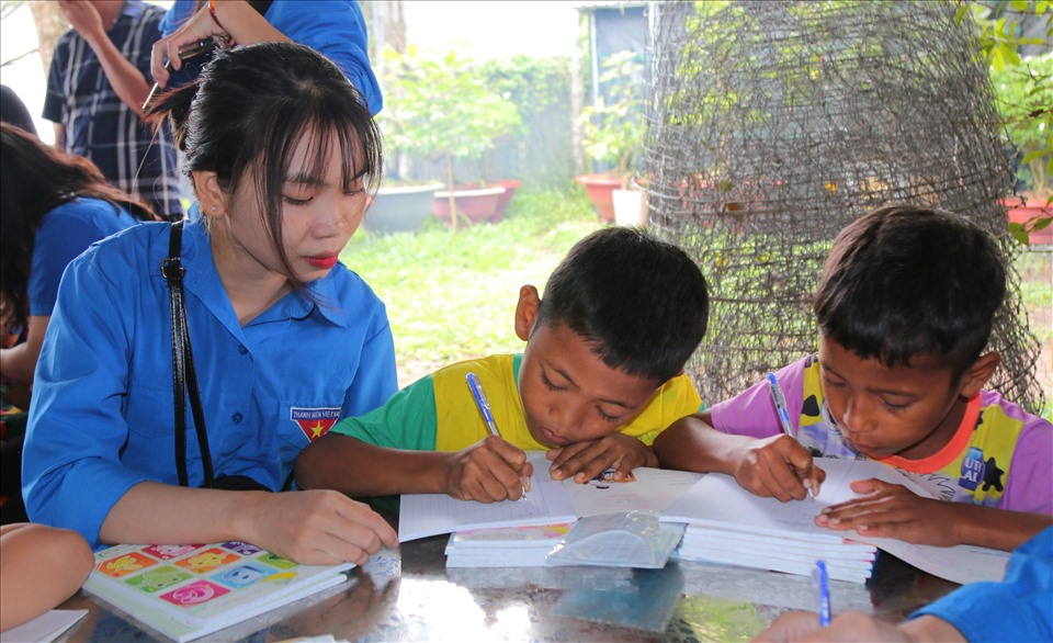 Các em nhỏ đa phần là người dân tộc Khmer và có hoàn cảnh rất khó khăn. Ảnh: PV