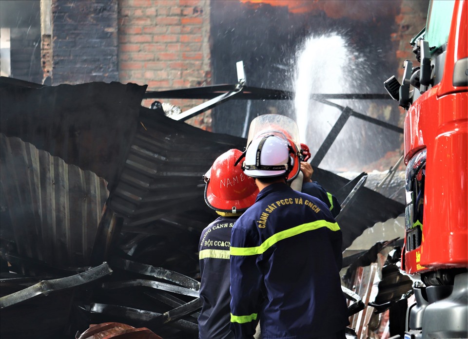 4 xe chữa cháy từ Đội Cảnh sát Phòng cháy chữa cháy và Cứu nạn cứu hộ, Công an quận Hoàng Mai đã nhanh chóng đến dập lửa. Do cháy nhựa nên lực lượng chức năng đã phải dùng rất nhiều bọt để dập lửa.