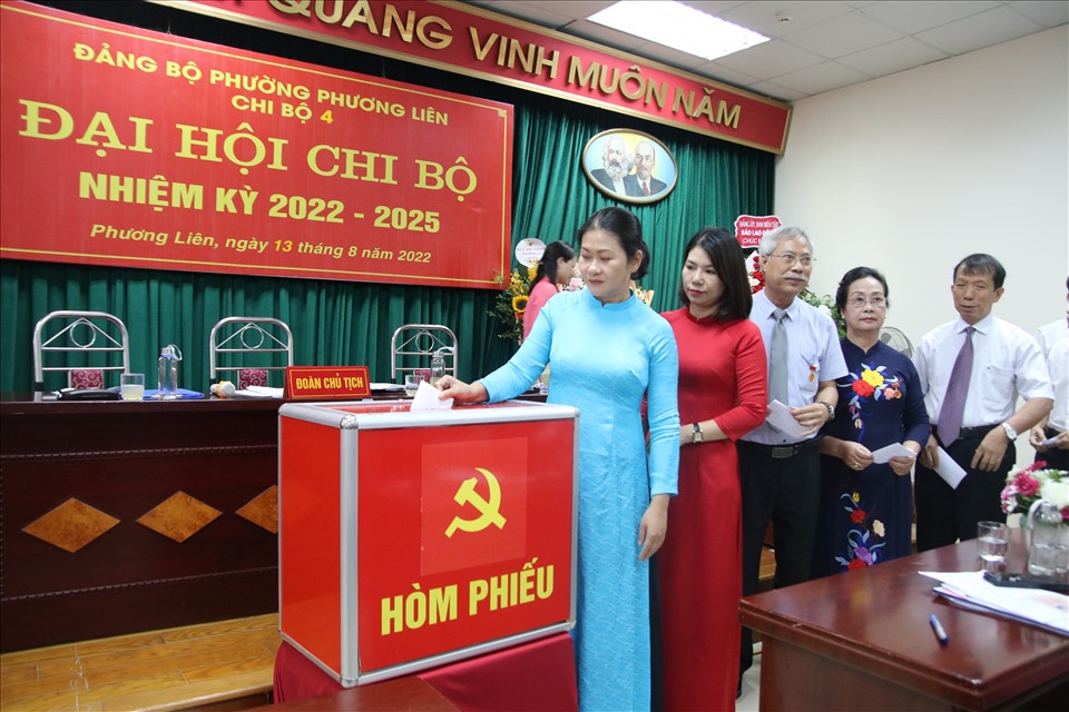 Các đảng viên Chi bộ Khu dân cư số 4, phường Phương Liên thực hiện công tác bầu cử tại Đại hội.