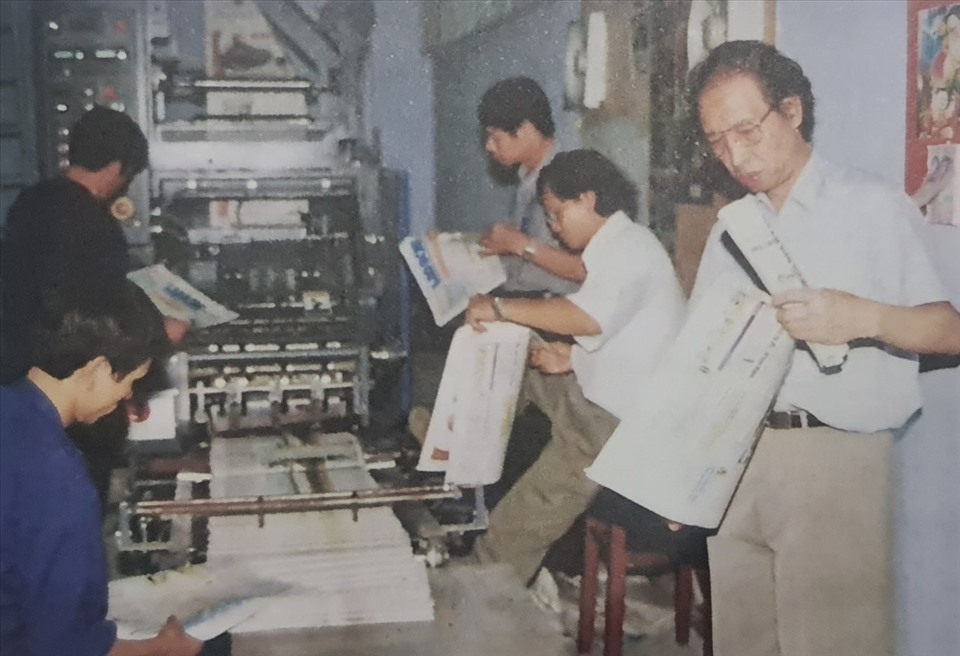 Tổng Biên tập Phạm Huy Hoàn kiểm tra số báo đầu tiên in tại Đà Nẵng năm 1996.