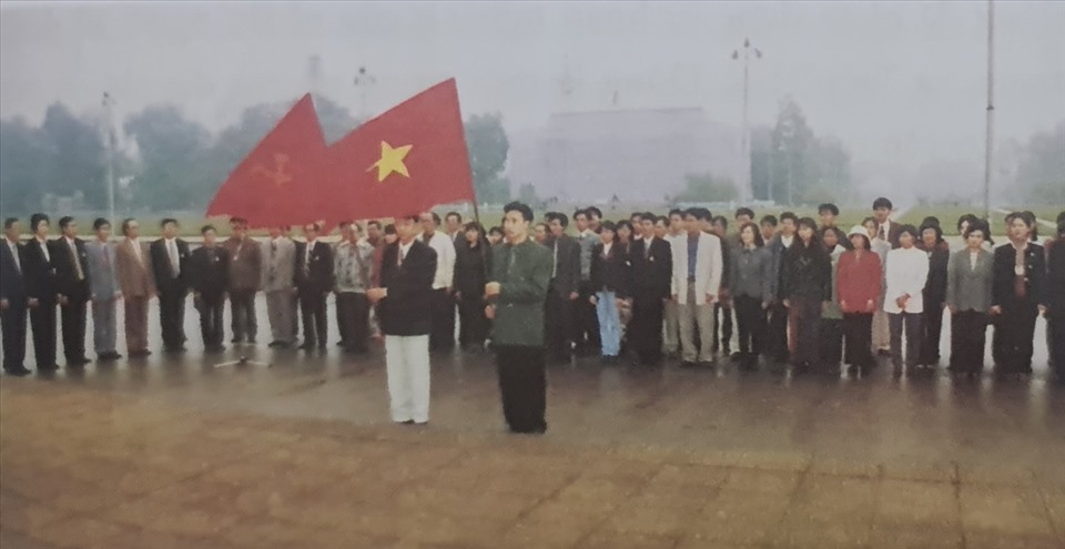 Lễ kết nạp Đảng viên của Đảng bộ Báo Lao Động bên Lăng Chủ tịch Hồ Chí Minh năm 1998.