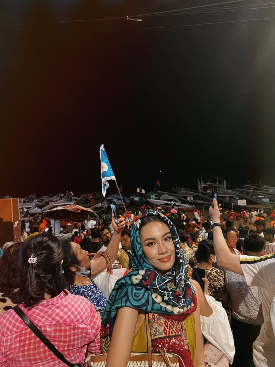 Ngoài ra, Thủy Tiên còn ghé thăm lễ hội cầu an bên sông Hằng. Kumbh Mela là một trong những sự kiện tôn giáo lớn nhất và đa màu sắc nhất quốc gia Nam Á này. Người hành hương tới sông Hằng để trầm mình tắm gội, với niềm tin bất diệt rằng dòng nước thiêng sẽ rửa sạch tội lỗi của họ