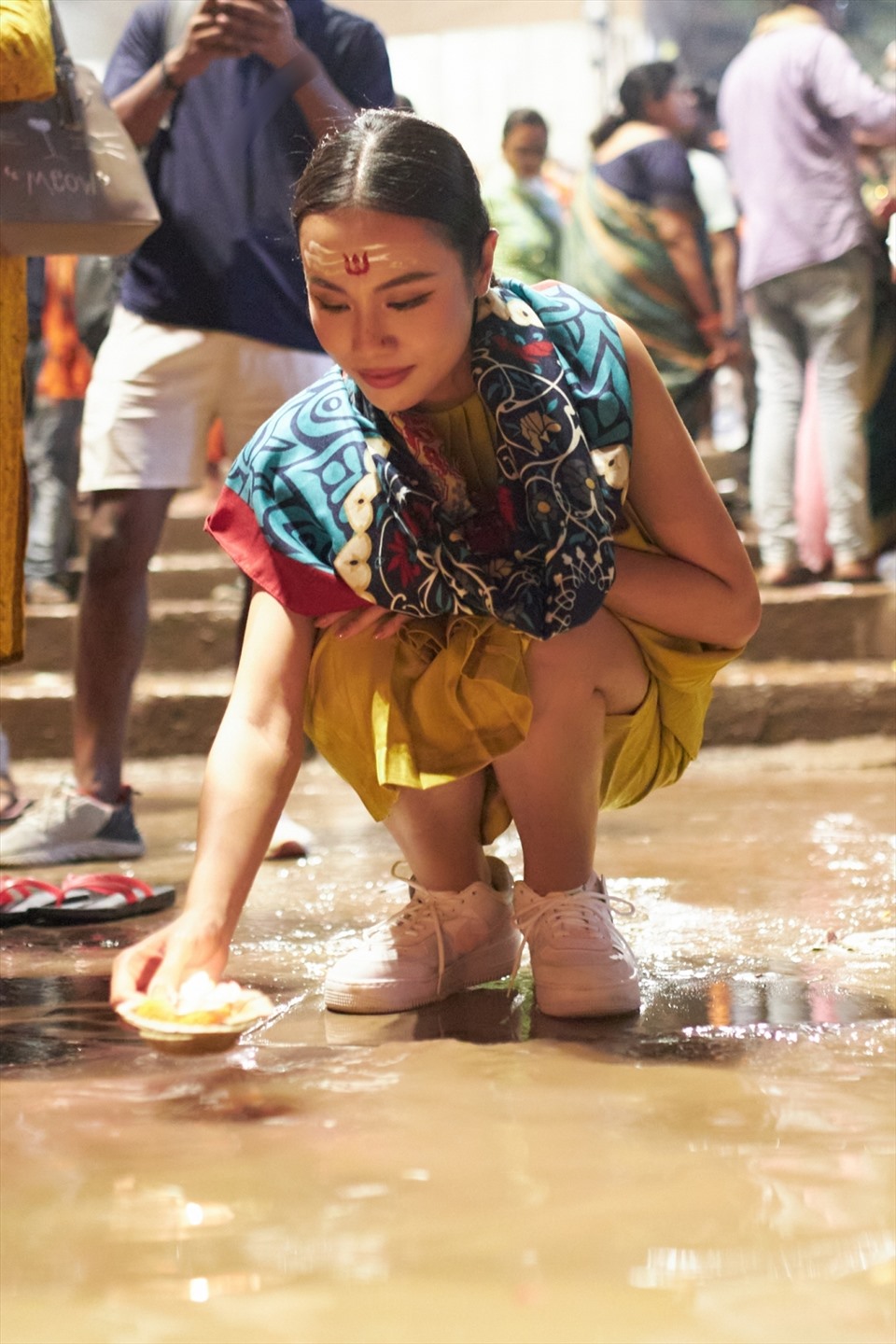 Thả đèn hoa đăng trên sông.