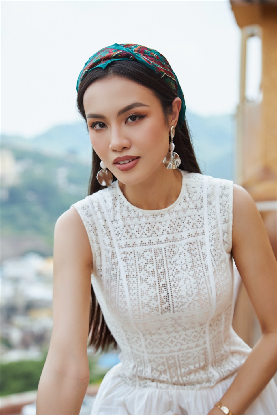 Trong 4 ngày du lịch khám phá Ấn Độ, Á hậu Thủy Tiên đã đến nhiều điểm du lịch nổi tiếng nơi đây như Bảo tàng Khảo cổ Sarnath, pháo đài Amer, cung điện Maharaja’s City Palace, đài quan sát Hawa Mahal, Cung điện gió The Palace of Winds...