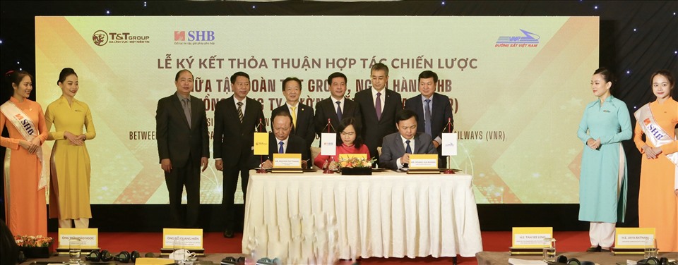Đại diện Lãnh đạo Ngân hàng SHB, Tập đoàn T&T Group và Tổng Công ty Đường sắt Việt Nam ký thỏa thuận hợp tác chiến lược.