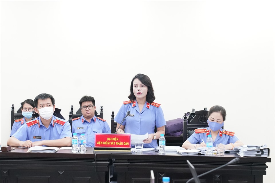 Đại diện Viện KSND Hà Nội luận tội, đề nghị mức án với cựu trưởng phòng Cảnh sát kinh tế Hà Nội Phùng Anh Lê và đồng phạm. Ảnh: V.D