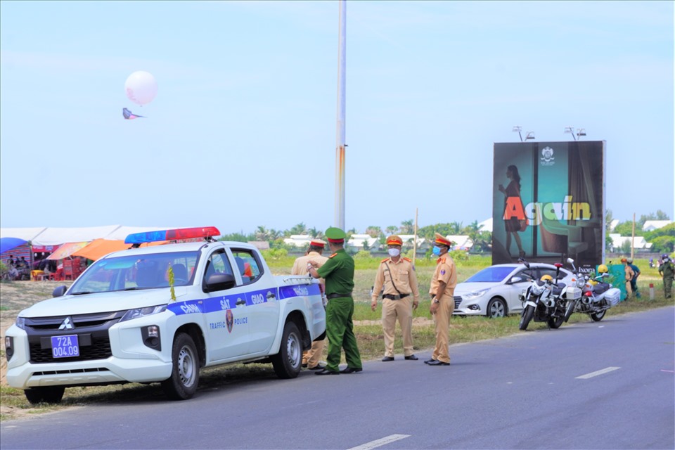 Lực lượng cảnh sát giao thông cũng phối hợp cùng các lực lượng khác trực đảm bảo an ninh trật tự, giao thông trong khu vực trong suốt thời gian xảy ra sự kiện.