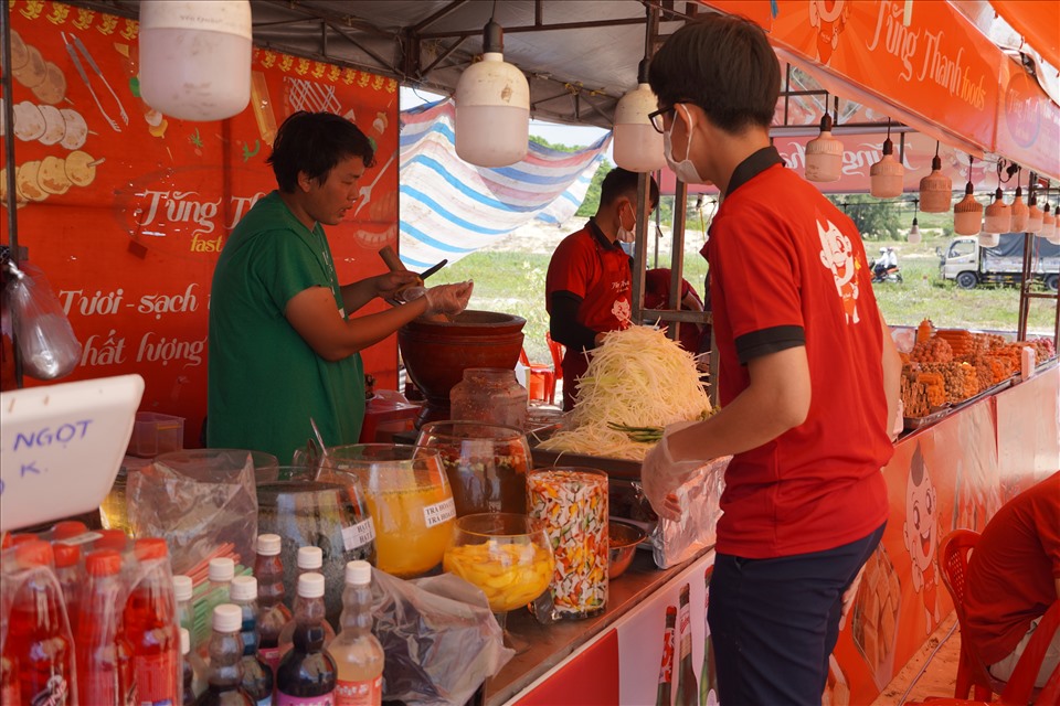 Trong khu vực sự kiện, cũng có một số gian hàng bán thức ăn, nước giải khát phục vụ cho du khách, người dân tham quan.