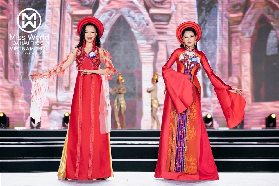 Các thí sinh Miss World Việt Nam 2022 trình diễn BST áo dài của NTK Vũ Lan Anh. Ảnh: MWVN.