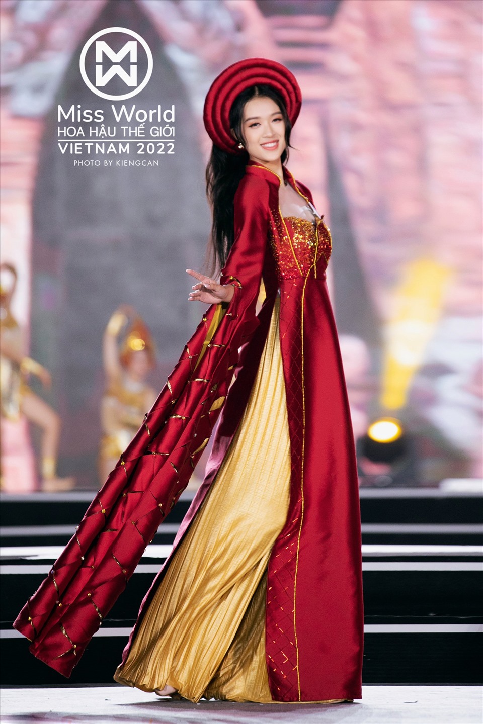 Các thí sinh Miss World Việt Nam 2022 trình diễn BST áo dài của NTK Vũ Lan Anh. Ảnh: MWVN.