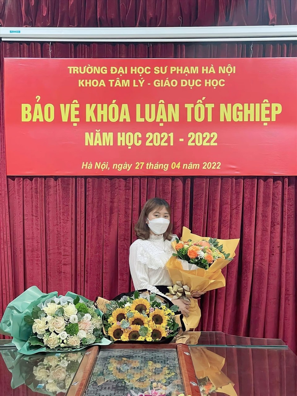 Nguyễn Yến trong buổi bảo vệ khoá luận tốt nghiệp. Ảnh: NVCC