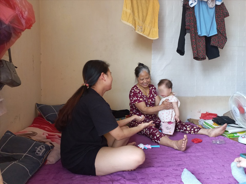 6. Phòng trọ của chị Lê Hà chỉ vỏn vẹn 25m2 nhưng 4 người chen chúc nhau cùng sinh sống. Vợ chồng chị, mẹ chồng con gái mới 16 tháng tuổi và mẹ chồng chị Hà tính đến chuyện làm một thời gian rồi về quê.