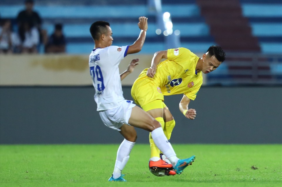 Trong nửa đầu hiệp 1, cơ hội chia đều cho cả Nam Định và Sông Lam Nghệ An khi thế trận đôi công diễn ra nhưng hàng công hai đội không thể ghi bàn.