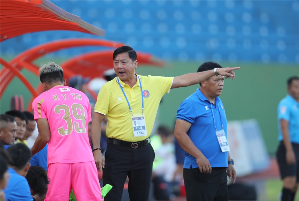 Đội bóng Sài thành thi đấu rời rạc trong hiệp 2 và nhận liền 2 bàn thua chóng vánh chỉ trong 18 phút đầu trận.  Ngoài đường biên, ông Lê Huỳnh Đức liên tục chỉ đạo chiến thuật và đốc thúc các cầu thủ Sài Gòn.