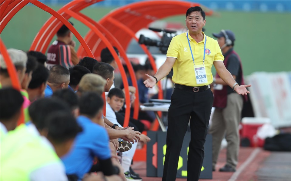 Tối 13.8, câu lạc bộ Sài Gòn có trận gặp Bình Dương ở vòng 12 Night Wolf V.League 2022. Đây là trận đấu thứ 2 Giám đốc kỹ thuật Lê Huỳnh Đức làm việc cùng huấn luyện viên Phùng Thanh Phương trong khu cabin huấn luyện đội Sài Gòn.