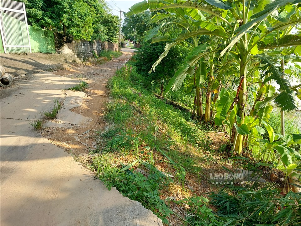 Đoạn đường bê tông ven sông thuộc khu 1, xã Bắc Sơn đã bị sạt cách đây 1 năm, nay xuống cấp nghiêm trọng. Ảnh: Tô Công.