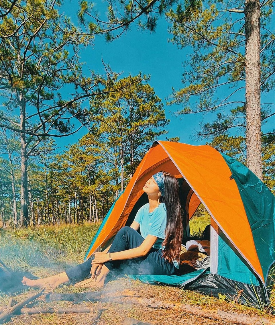 Hình ảnh được Bảo Ngọc chia sẻ hồi tháng 7 năm nay, trong chuyến đi du lịch Đà Lạt đến Khánh Hòa. Nàng phượt thủ tự dựng lều ngủ giữa thiên nhiên.
