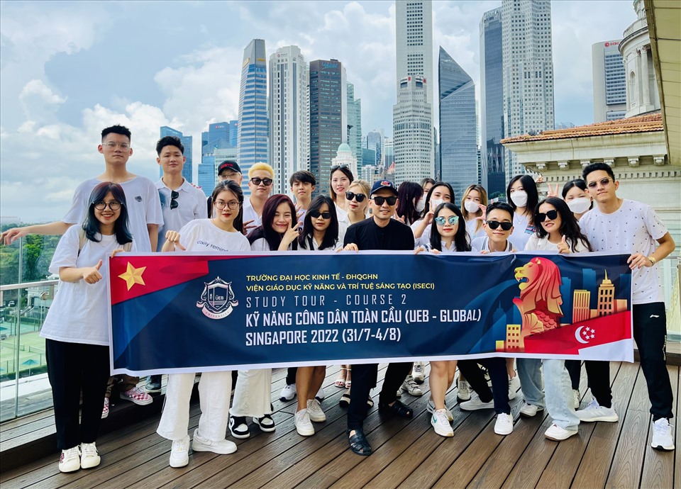 Trong chuyến du lịch kết hợp với học tập này, thầy trò trường UEB có cơ hội được tham quan nhiều điểm đến nổi tiếng như đại học Nanyang, Chinatown, Downtown, Merlion, Garden by the bay, Marina bay, National Gallery of Singapore...
