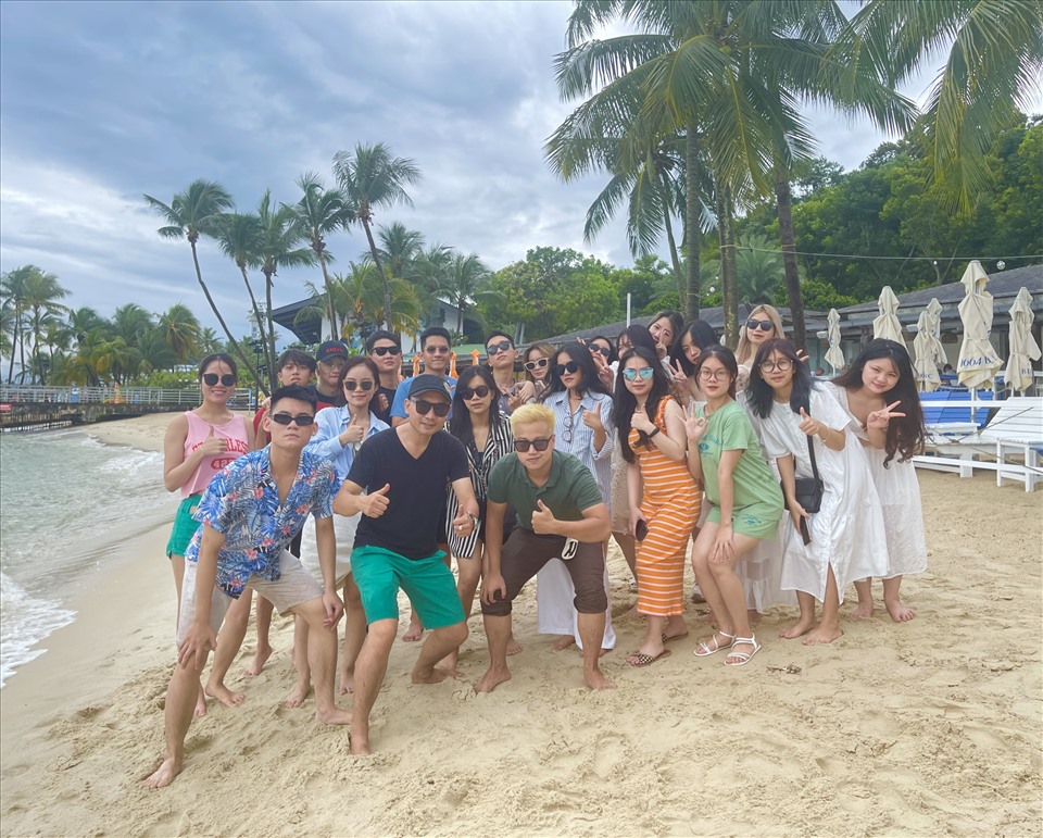 Đặc biệt, thầy trò các sinh viên còn được tham quan đảo Sentosa - hòn đảo lớn thứ 4 của Singapore với phong cảnh tuyệt đẹp. Đây là nơi thú vị để tham gia các hoạt động tắm biển, team building thoải mái, vui nhộn sau thời gian học tập vất vả.