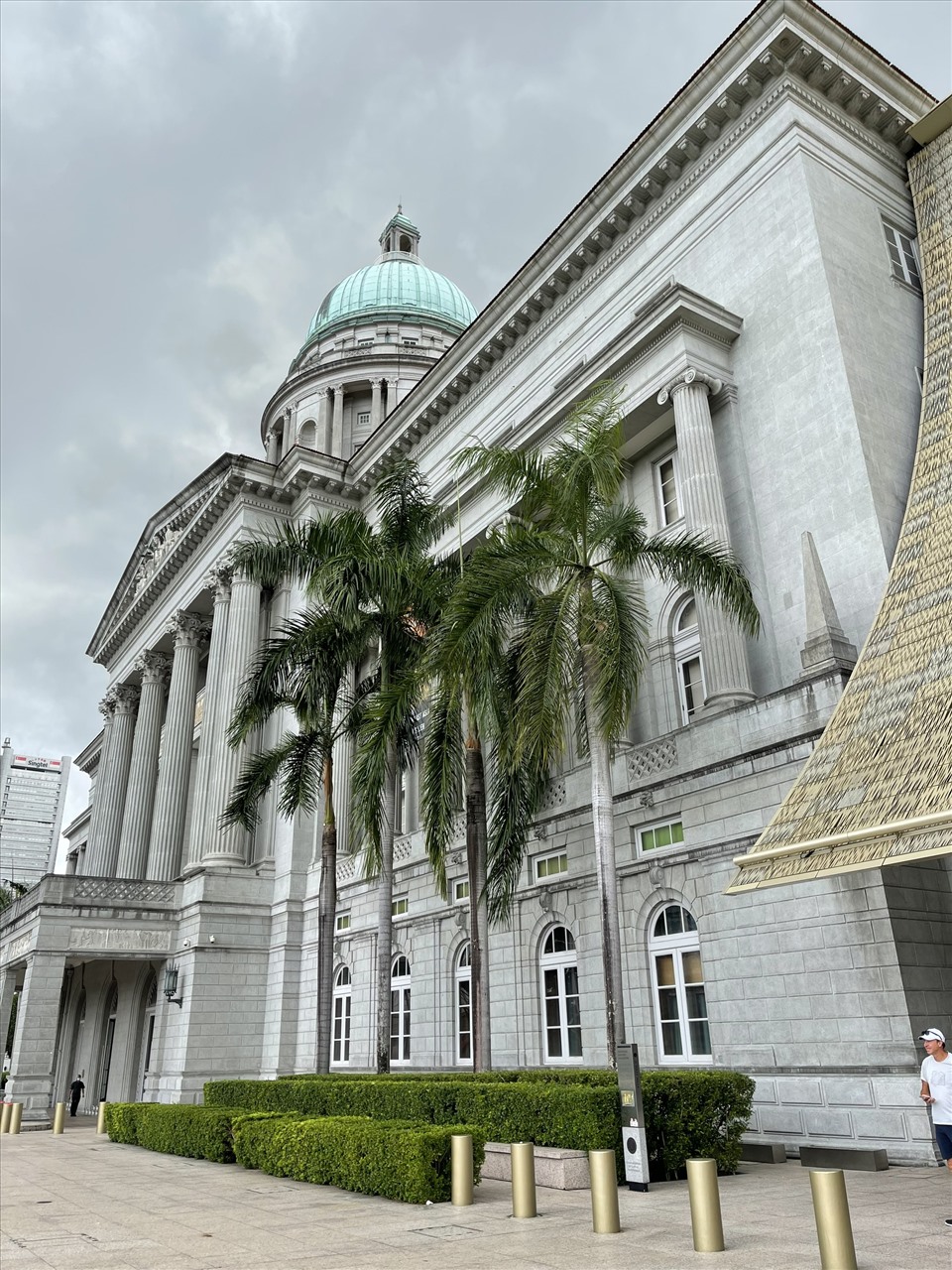 Ghé thăm và chụp ảnh check-in với Tòa Thị Chính (City Hall) ở Singapore.