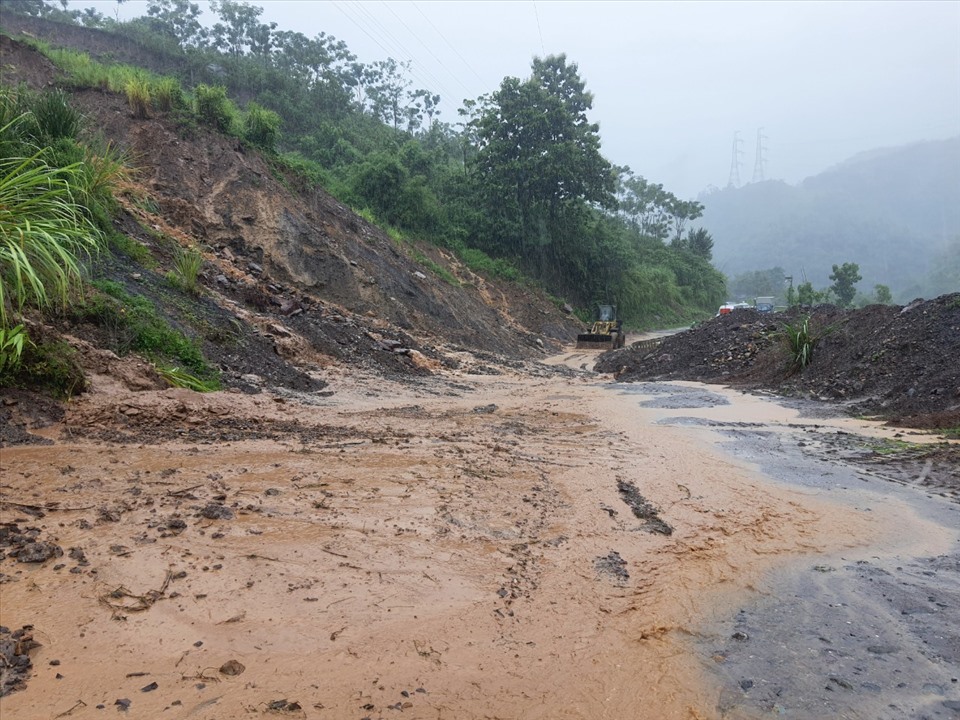 Mưa lớn do hoàn lưu bão số 2 (Mulan) gây sạt lở tại Km46+700/ĐT.114, đoạn qua địa phận bản Tặt, xã Tường Tiến, huyện Phù Yên, tỉnh Sơn La. Ảnh: ĐVCC