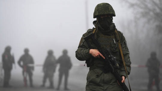 Quân nhân lực lượng Cộng hòa Nhân dân Donetsk tự xưng ở điểm giao cắt Mayorsk ở vùng Donetsk. Ảnh: Valery Melnikov